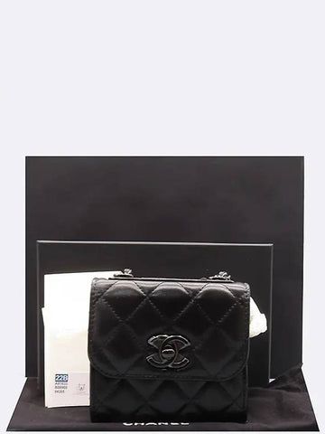 Un crossbody bag Chanel